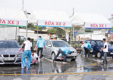 rua xe o to bang nuoc gi