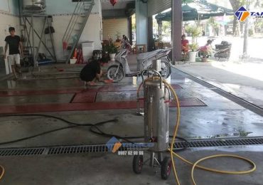 Tiệm rửa xe của anh Ngọc Anh được lắp đặt cầu nâng 1 trụ Ấn Độ bàn nâng âm nền
