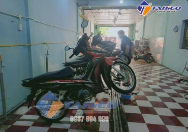 Ben nâng xe máy cho tiệm rửa xe nên mua loại nào?